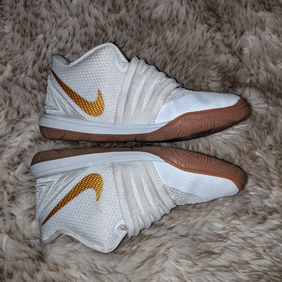 Nike Kyrie 5nWhite/Metallic Gold Basketball Shoe - Picture 6 of 6